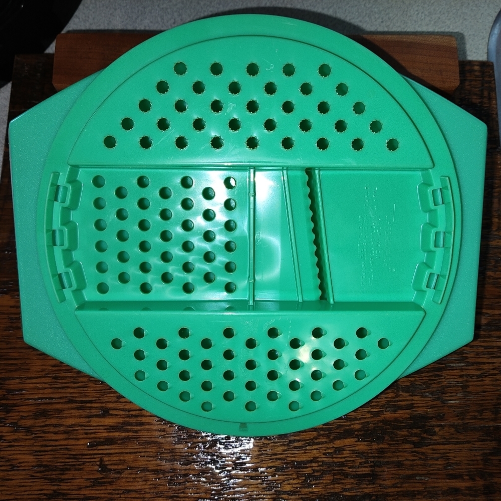 VINTAGE Tupperware Grater Bowl # 786-8 jadeite green 2-Piece Set